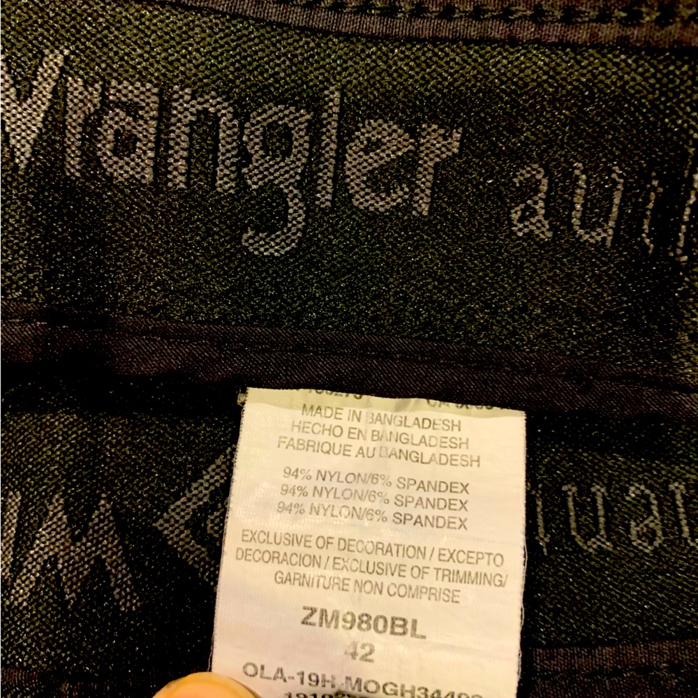 Men’s wrangler cargo work shorts black in color